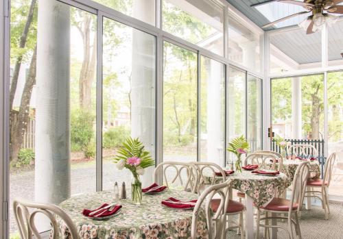 Сад в Mira Monte Inn & Suites