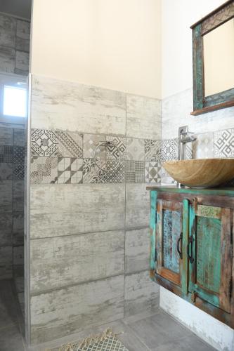 une salle de bain avec un lavabo et un miroir dans l'établissement Chambre d'hôtes du Charme Provençal, à Sénas