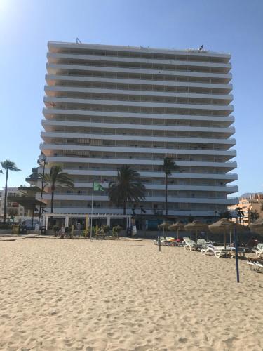 a large building on the beach with a sandy beach at Apartment Stella Maris in Fuengirola