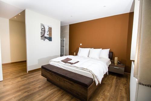 1 dormitorio con 1 cama grande y suelo de madera en villa Evian Neuvecelle, en Neuvecelle