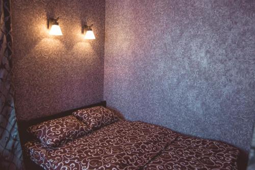 スームィにあるVip apartmen Harkovskayaのベッドルーム1室(ベッド1台、壁に照明2つ付)