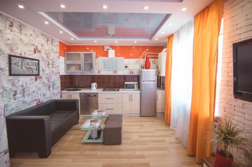 スームィにあるVip apartmen Harkovskayaのリビングルーム(ソファ付)、キッチン