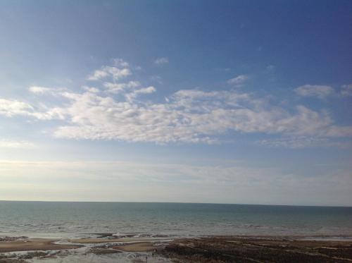 a view of the ocean from the beach at Blanc d'ecume in Ault