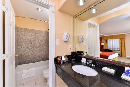 Ванная комната в Americas Best Value Inn Angleton