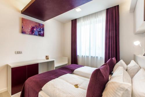 a hotel room with two beds and a window at Mava Apartamente in Constanţa