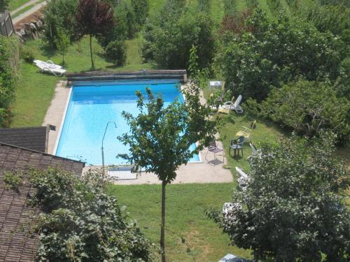 una vista aérea de una piscina en un patio en Mühlhaus, en Scena