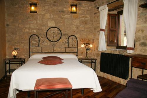 Tempat tidur dalam kamar di El Mirador de Almanzor
