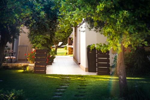 a garden entrance to a house with a gate and trees at Dimora La Grazia in Castelvetrano Selinunte