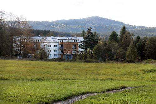 un gran edificio en medio de un campo en Šumaváček - Exclusive, en Stožec