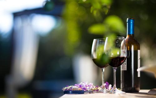 a bottle of wine and two glasses on a table at Dimora La Grazia in Castelvetrano Selinunte