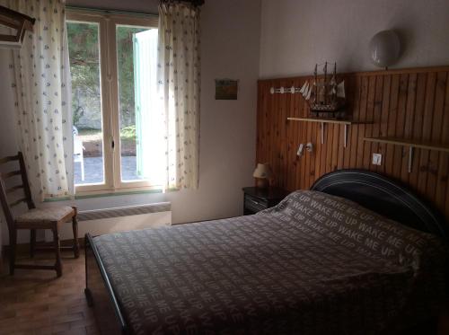 une chambre avec un lit et une fenêtre dans l'établissement Maison Ile de Re, à La Couarde-sur-Mer