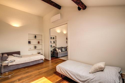 ミラノにあるLuxurious Apartment in Milanのリビングルーム(ベッド2台、鏡付)