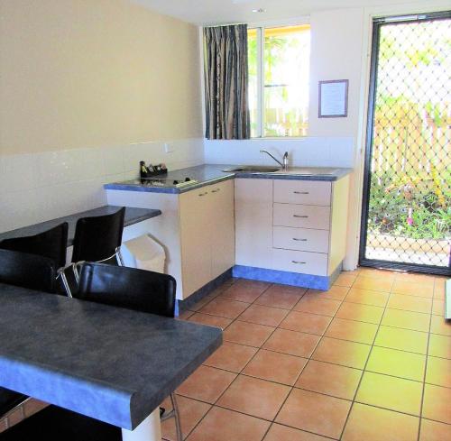 Cuisine ou kitchenette dans l'établissement Sunlit Waters Studio Apartments