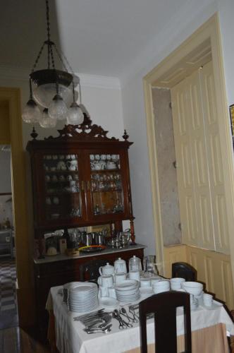un comedor con una mesa con platos. en Casa Vermelha, en Vila Nova de Foz Cõa
