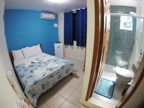 una piccola camera con letto e doccia di Azul del Mar a Abraão