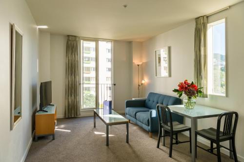 sala de estar con sofá y mesa en Astelia Apartment Hotel, en Wellington