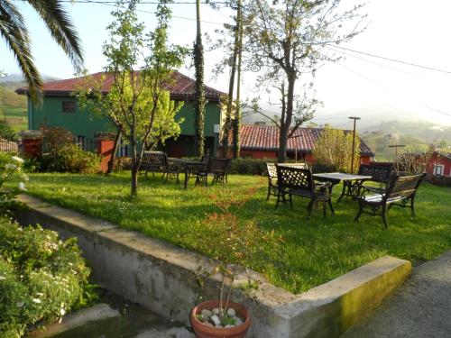a group of chairs and a table in a yard at Casa El Campu in Infiesto