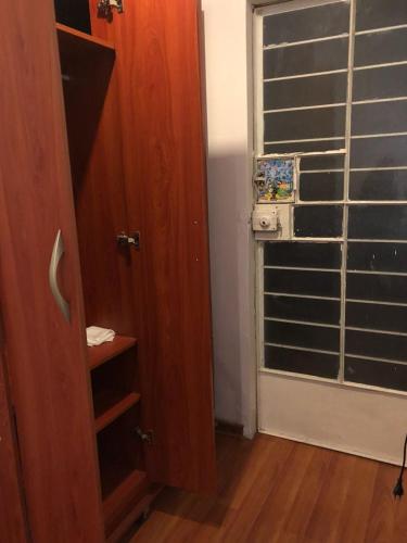 Habitación con armario, puerta y ventana en Private room in Miraflores; Exclusive entrance!, en Lima