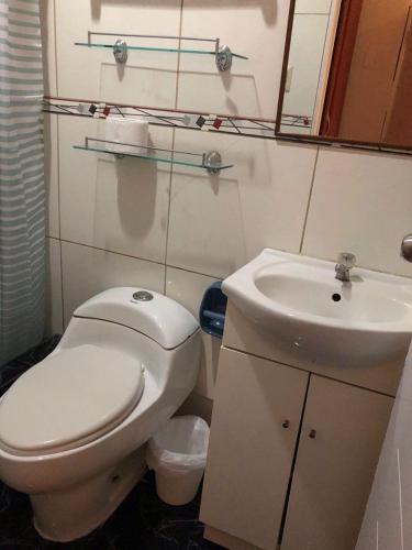 uma casa de banho com um WC e um lavatório em Private room in Miraflores; Exclusive entrance! em Lima