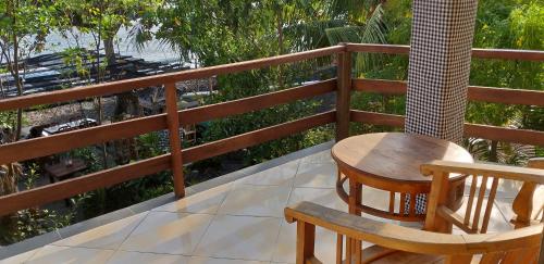 Un balcón o terraza de Amed Sari Beach Guesthouse