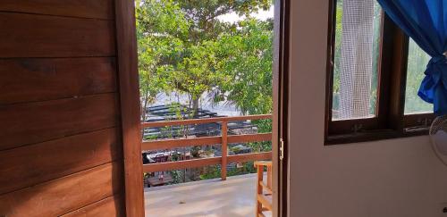 Un balcón o terraza de Amed Sari Beach Guesthouse