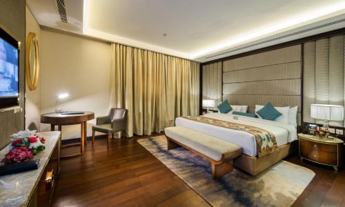 a hotel room with a large bed and a desk at Boudl Al Sahafa in Riyadh