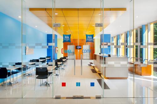 een vergaderzaal met rijen tafels en stoelen bij Ibis Budget Jakarta Cikini in Jakarta