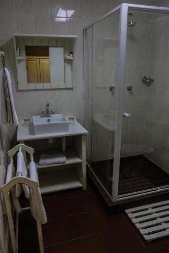 Bilik mandi di Newcastle Country Lodge