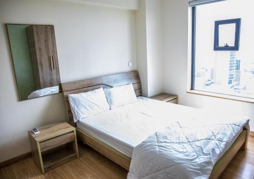 En eller flere senge i et værelse på Sea & City View Luxury Apartment
