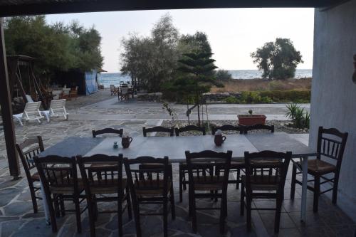tavolo da pranzo con sedie e vista sull'oceano di Kouros ad Apóllon