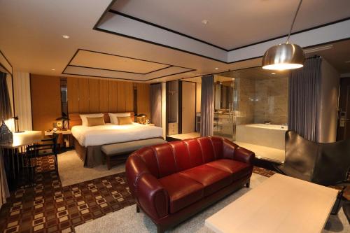 En eller flere senge i et værelse på Konaya Hotel