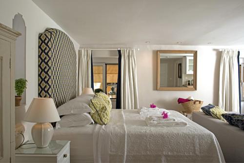 ein Wohnzimmer mit einem Bett und einem Sofa in der Unterkunft Theotoki Liston Suite in Korfu-Stadt