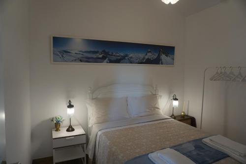 FachaにあるCasa das Lousas, Ponte de Limaのベッドルーム1室(ベッド1台付)が備わります。壁に絵が飾られています。