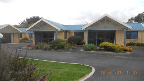 una fila de casas en un estacionamiento en Summers Rest Units, en Port Campbell