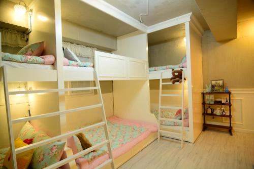 a room with two bunk beds in a room at Residence Unicorn in Seoul