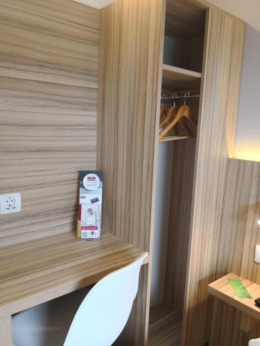 a room with a closet with a wooden wall at Best Hotel Bordeaux Sud in Villenave-dʼOrnon