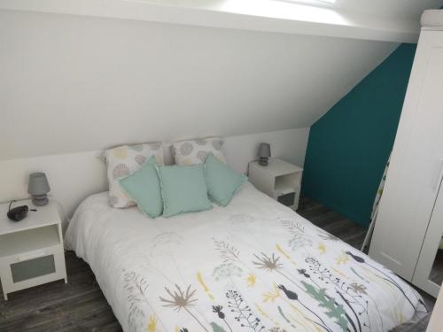アンボワーズにあるMaison La Closerie Amboiseのベッドルーム(白いベッド、青い枕付)