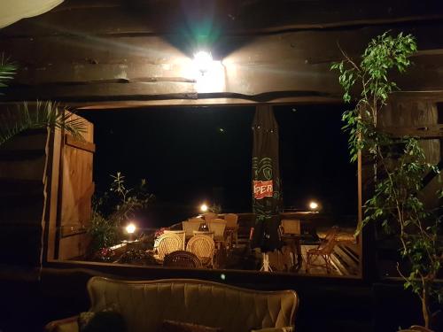 a room with a window with a view of a yard at night at Dwór na Wichrowym Wzgórzu in Przybysławice