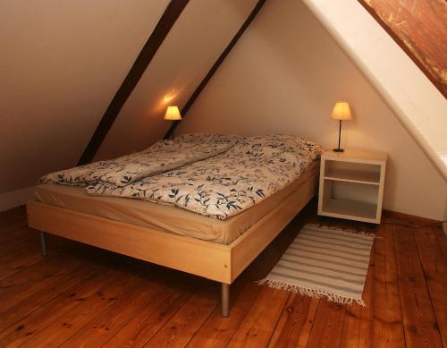 フレンスブルクにあるStudio mit Panoramablickのベッドルーム(ベッド付)1室(屋根裏部屋)