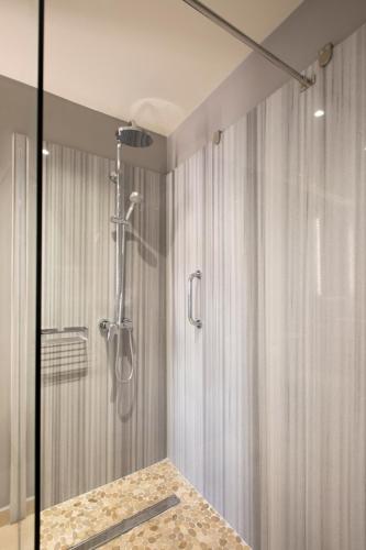 a shower in a bathroom with a shower curtain at Pelecas Country Club in Pelekas