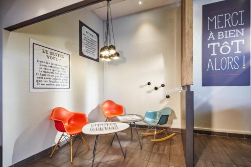 a group of chairs and a table in a room at ibis Paris CDG Airport in Roissy-en-France