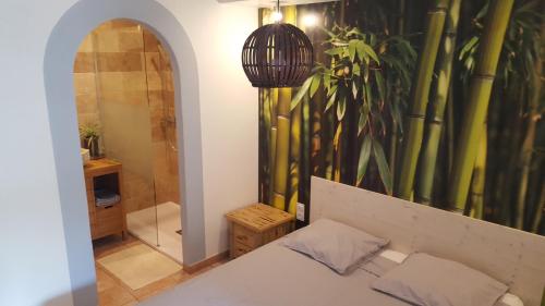 une chambre avec un lit et une grande fresque murale en bambou dans l'établissement Appartement front de mer, Argeles Plage, Vue exceptionnelle, à Plage dʼArgelès