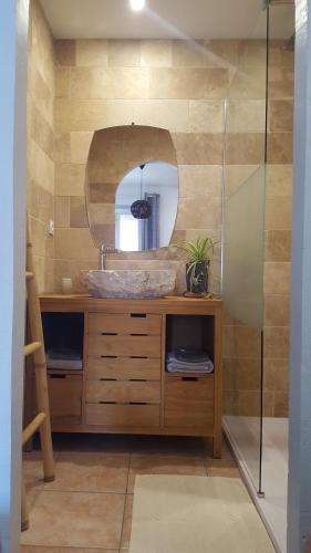 une salle de bain avec un lavabo et un miroir dans l'établissement Appartement front de mer, Argeles Plage, Vue exceptionnelle, à Plage dʼArgelès