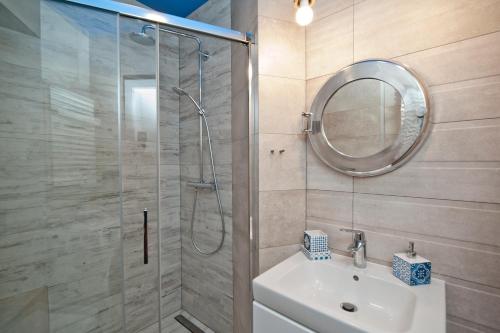 Bilik mandi di BlueApart Apartamenty Na Plaży Jastarnia