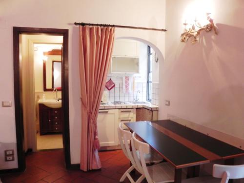 Bargello Florence في فلورنسا: مطبخ وغرفة طعام مع طاولة ومغسلة