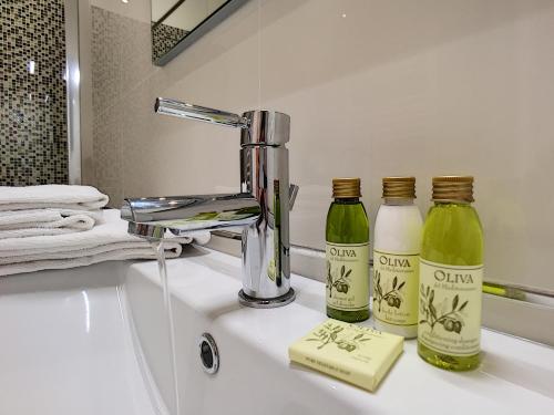 - un lavabo avec un robinet et 2 bouteilles de savon dans l'établissement Nestor&Jeeves - FIORA PARADISE TERRACE - Central - Very close sea, à Nice