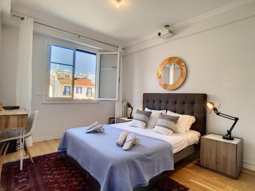 une chambre avec un lit avec deux serviettes dessus dans l'établissement Nestor&Jeeves - FIORA PARADISE TERRACE - Central - Very close sea, à Nice