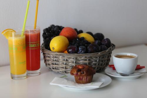 DraganićiにあるHotel Draganicのフルーツバスケットとカップケーキと飲み物