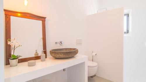 a bathroom with a sink and a toilet at Son Bennassar 2.0 in Felanitx