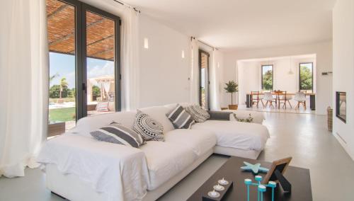 a white living room with a white couch and a table at Son Bennassar 2.0 in Felanitx